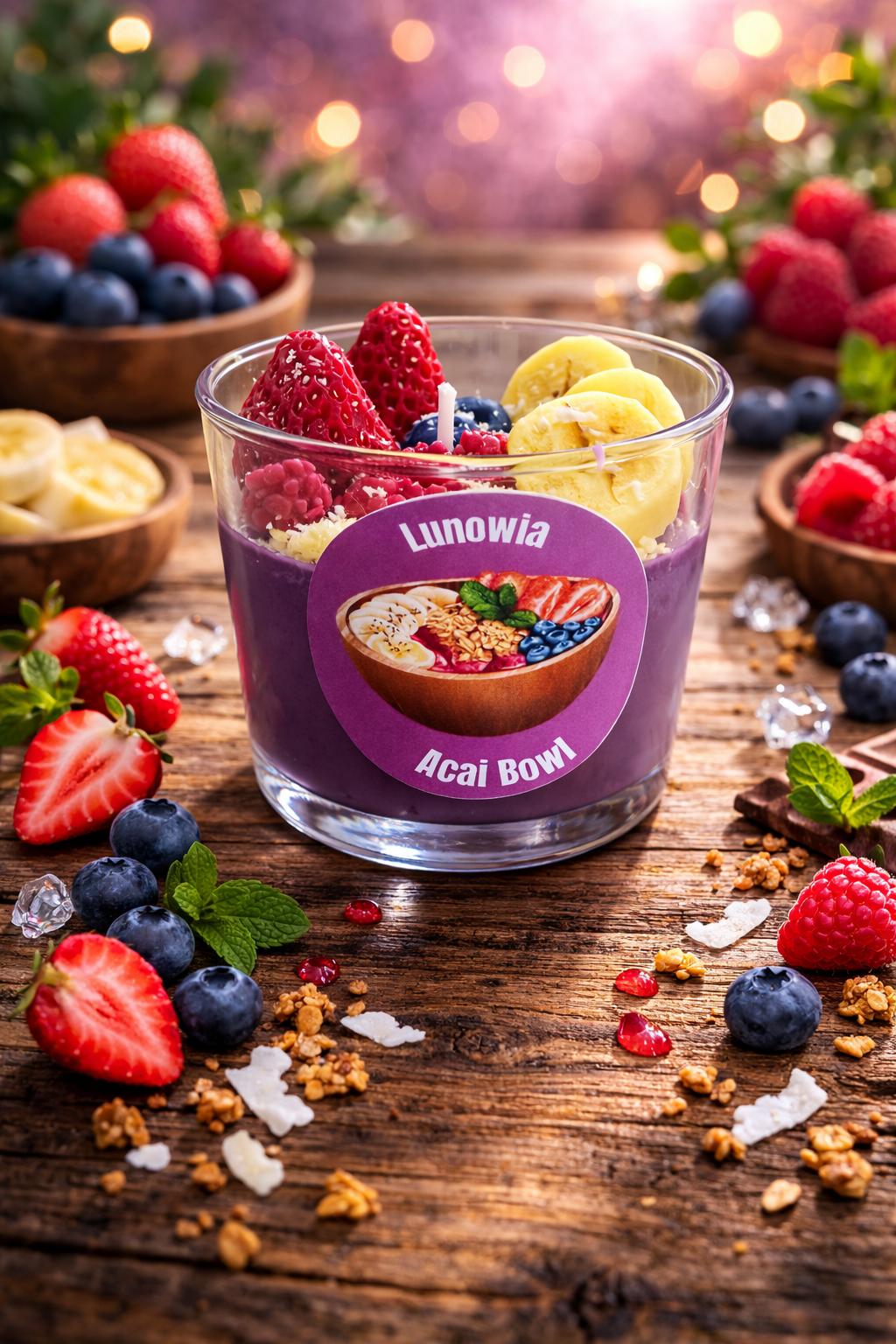 LUNOWIA Acai Bowl Duftkerze – Sojawachskerze mit Beerenduft im Glas, umgeben von frischen Früchten

